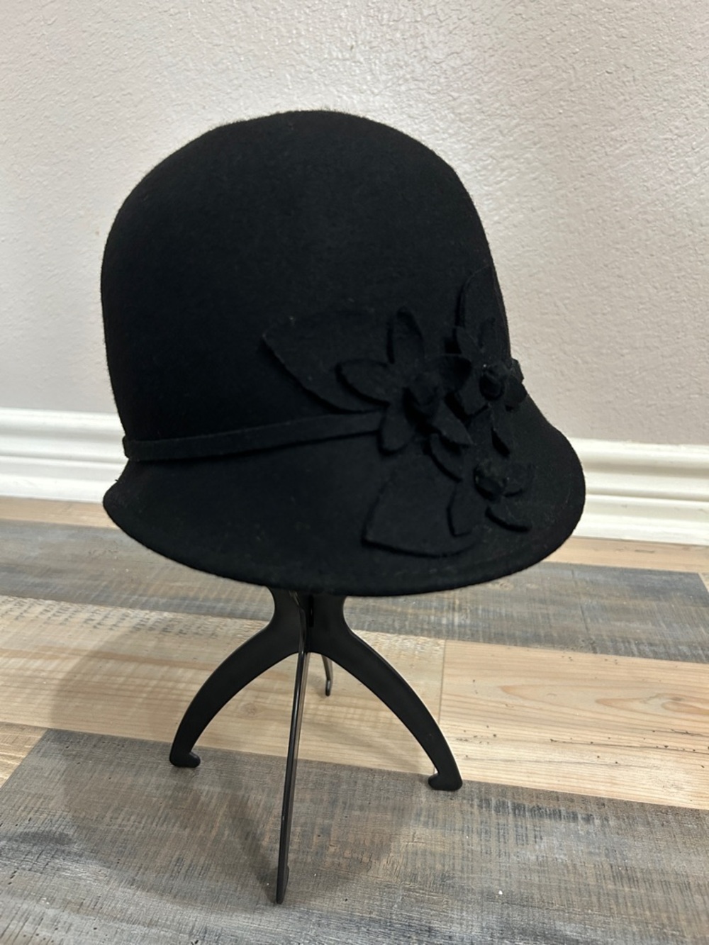 GIOVANNIO Women’s Black Felt Floral Cloche Hat 100% Wool Classy Office Chic